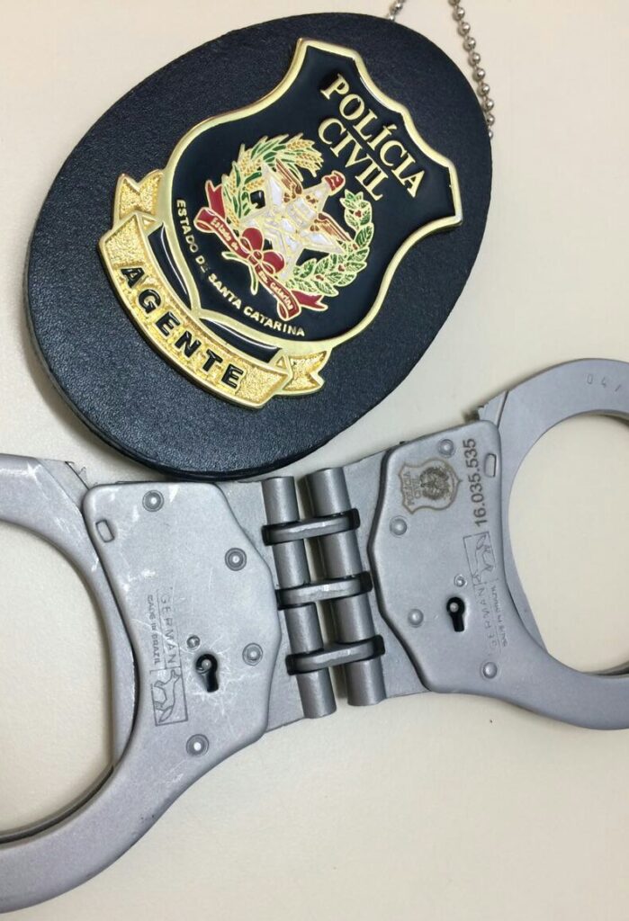 Imagem de Brasão Polícia Civil junto com algemas