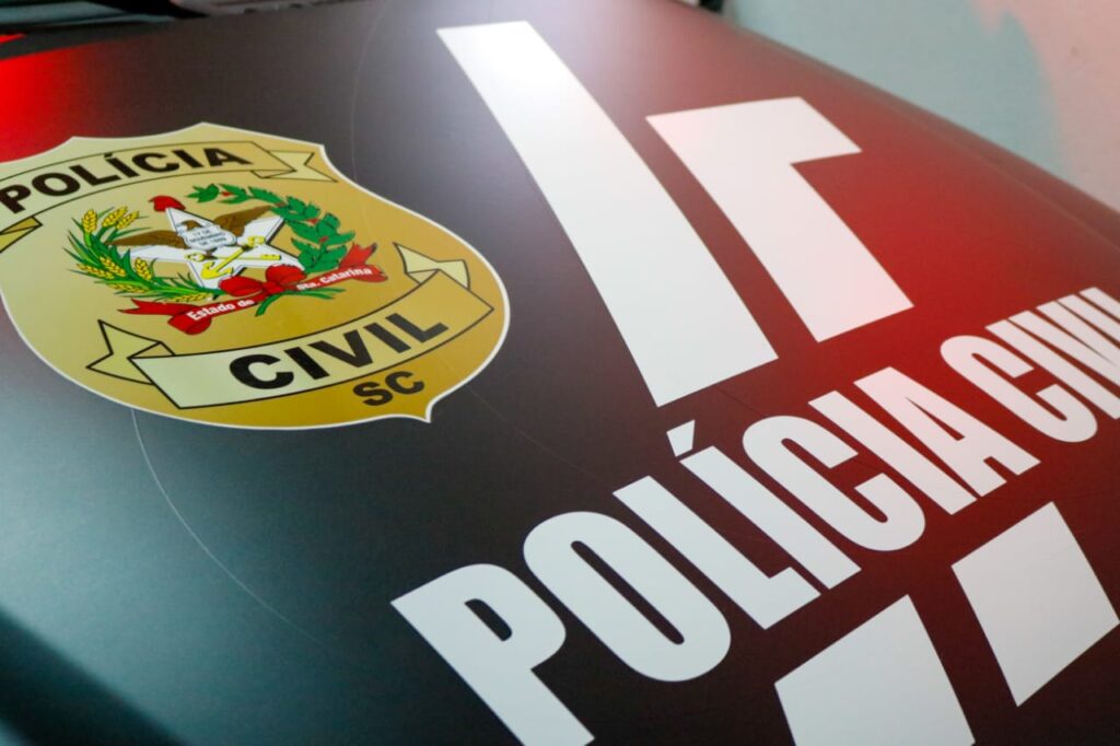 parte de cima de um capo de carro com o emblema da policia civil