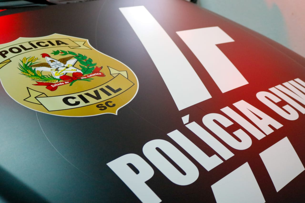 parte de cima de um capo de carro com o emblema da policia civil