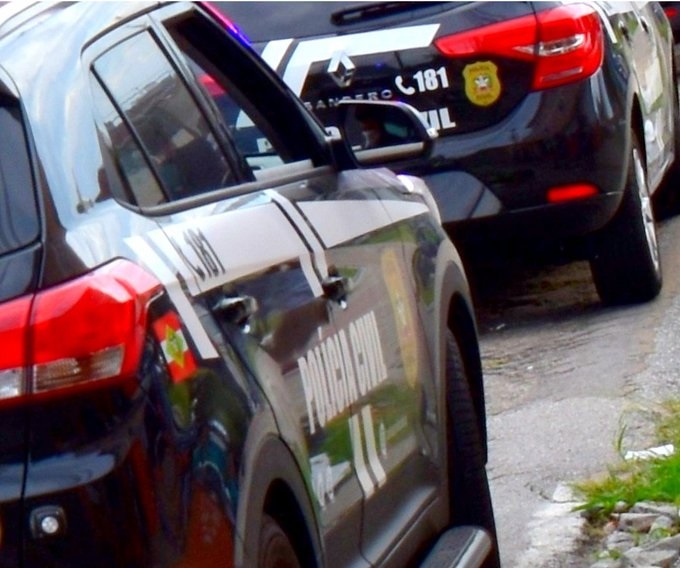 viatura atrás de outra viatura em auto estrada