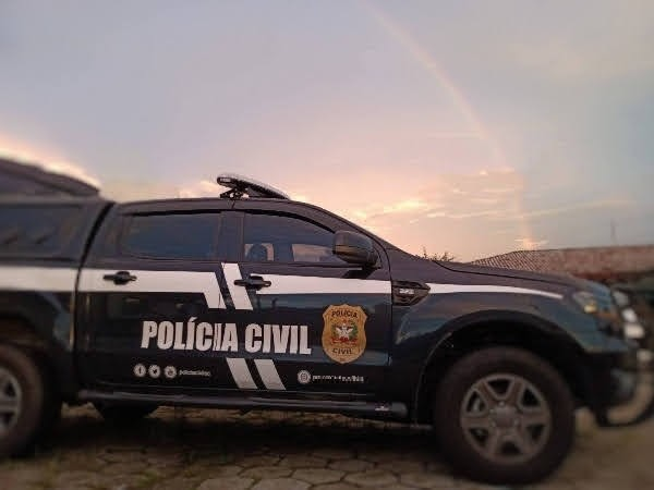 viatura andando em uma estrada com fundo de entardecer