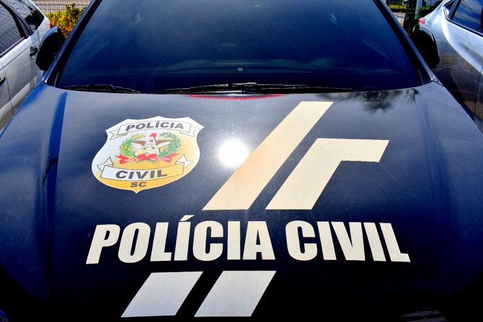 sol encima de viatura da policia civil