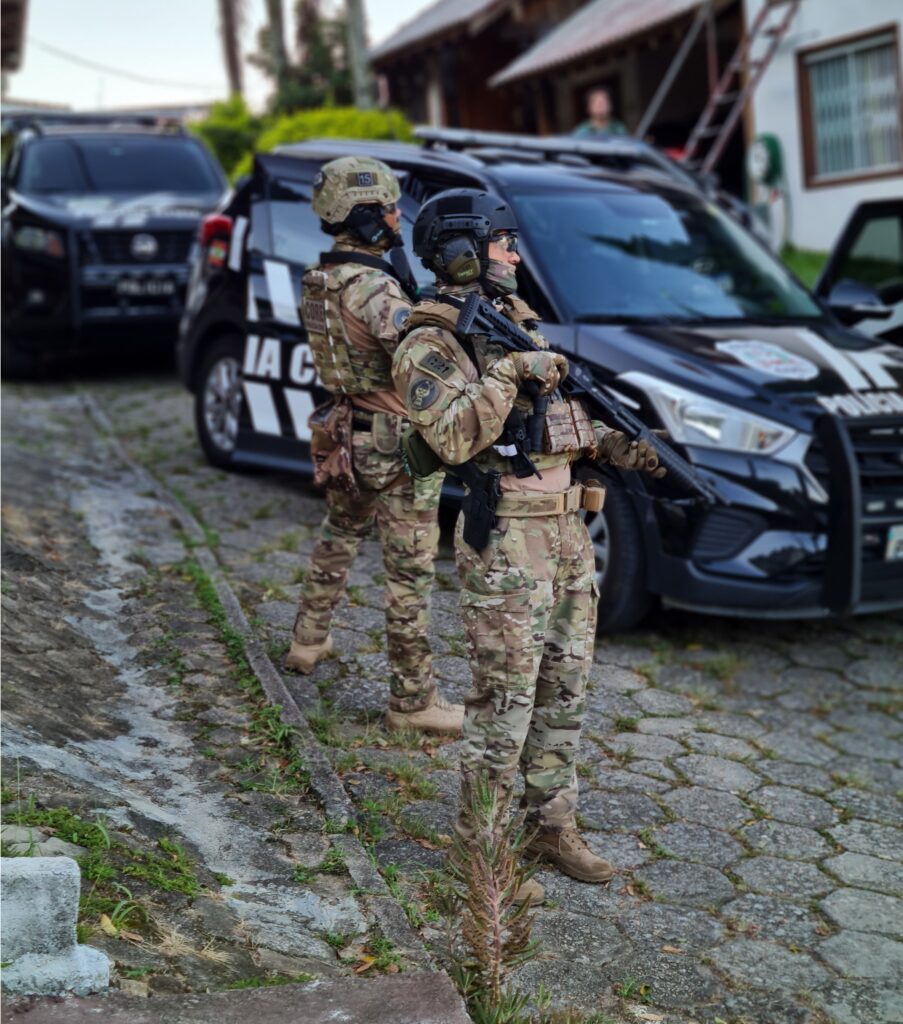 Policiais da CORE em frente a viaturas da Polícia Civil