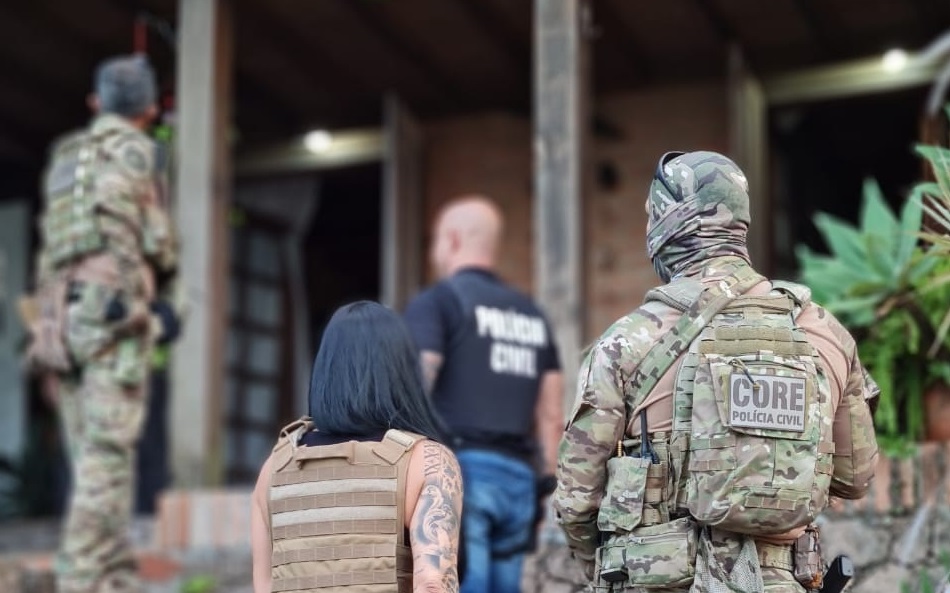 Policiais civis com o apoio da CORE entrando em uma residência uma residência
