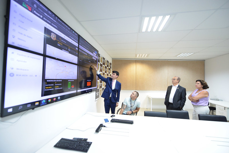 Delegado-geral mostrando a sala de inteligência para a vice e o governador.
