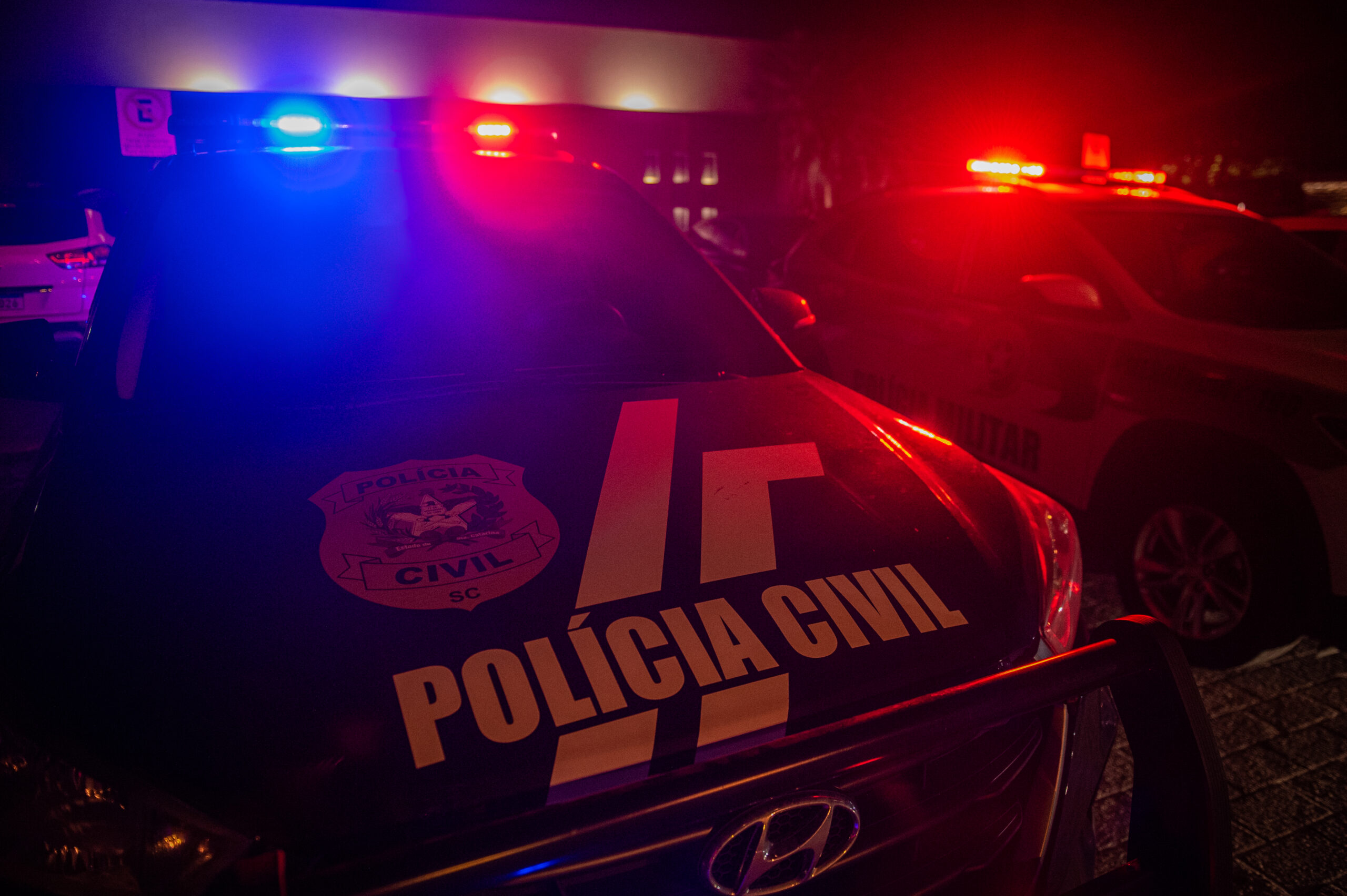 viatura da policia civil e da policia militar