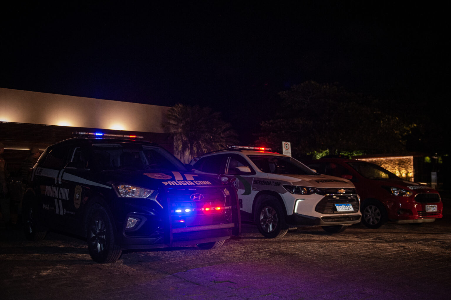 viatura da policia civil, viatura da policia militar e viatura dos bombeiros