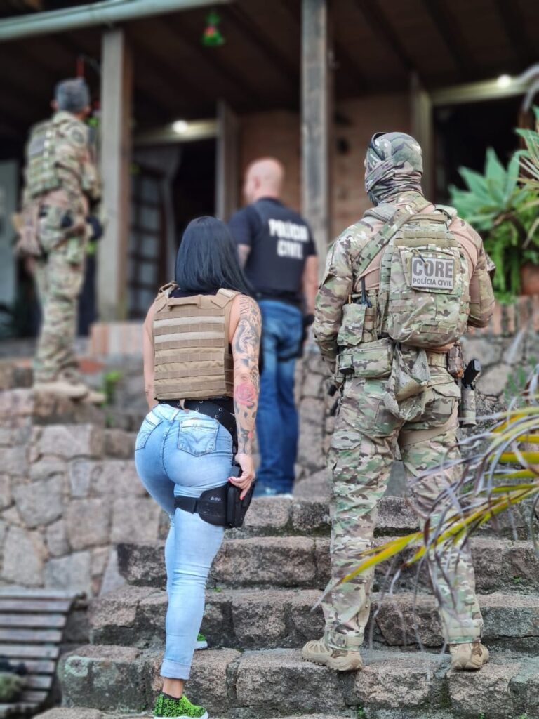 Policiais civis com o apoio da CORE entrando em uma residência uma residência