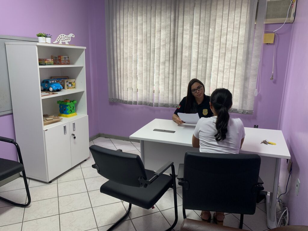 Policial Civil atendendo na sala lilás uma mulhet