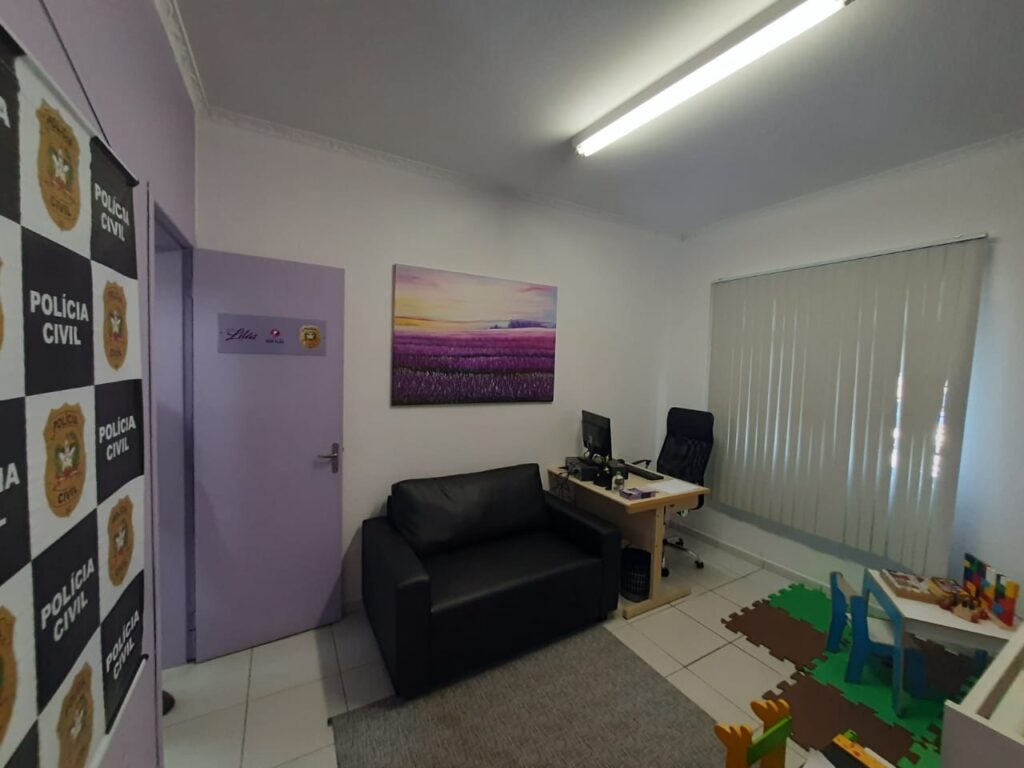 Sala Lilás de São José , dentro da sala possui sofá, escrivaninha, cadeira, banner, e mesinha e cadeirinhas Plástica Infantil