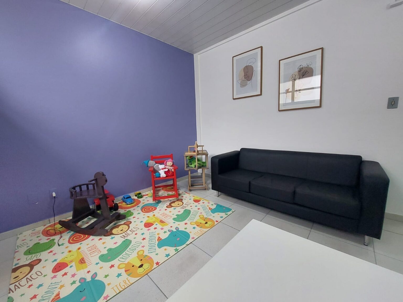 tatame infantil com brinquedos e sofá