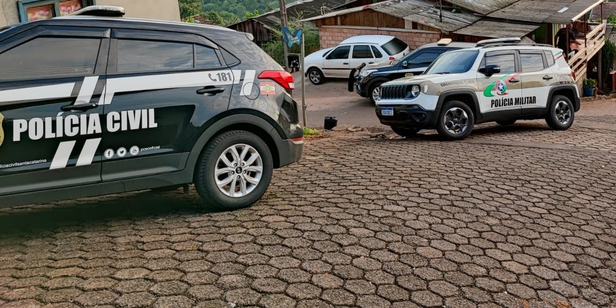 viaturas da policia civil junto a viatura da policia militar