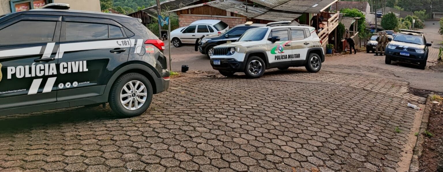 viaturas da policia civil junto a viatura da policia militar