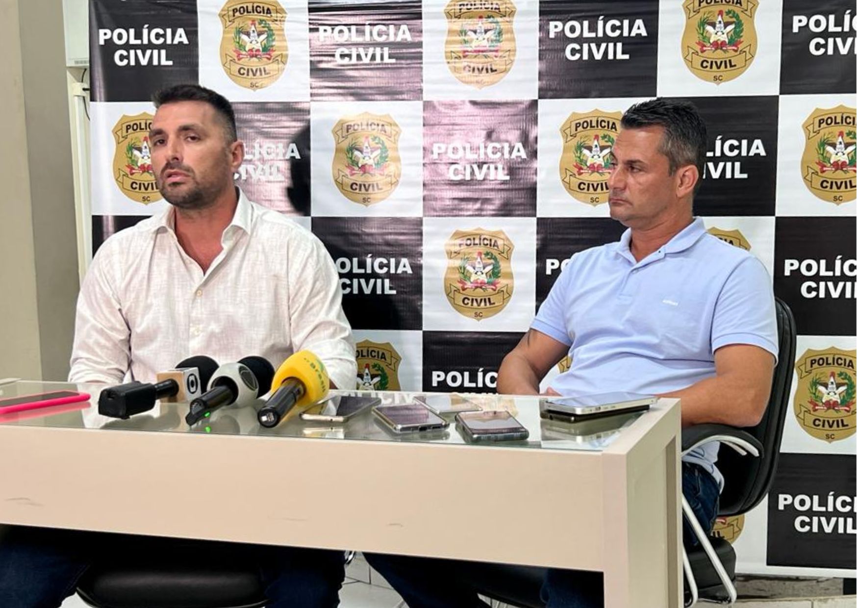 Delegado Yuri Miqueluzzi a esquerda da foto(roupa branco) e Delegado Vitor Bianco Júnior a direita(roupa azul)