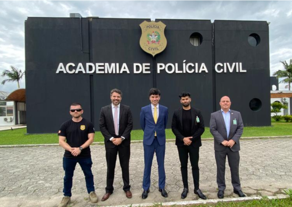 na foto enfrente a ACADEPOL o Delegado-geral da Polícia Civil, Ulisses Gabriel, o diretor da Acadepol, delegado de Polícia André Luiz Bermudez, e o coordenador do Setor de Armamento, Munição e Tiro da Acadepol, delegado de Polícia João Da Cunha Neto. Representando o Consulado Norte-Americano, estiveram presentes o agente especial Ali Ahmed e o representante da Agência de Segurança Diplomática dos EUA, Sr. Oscar.