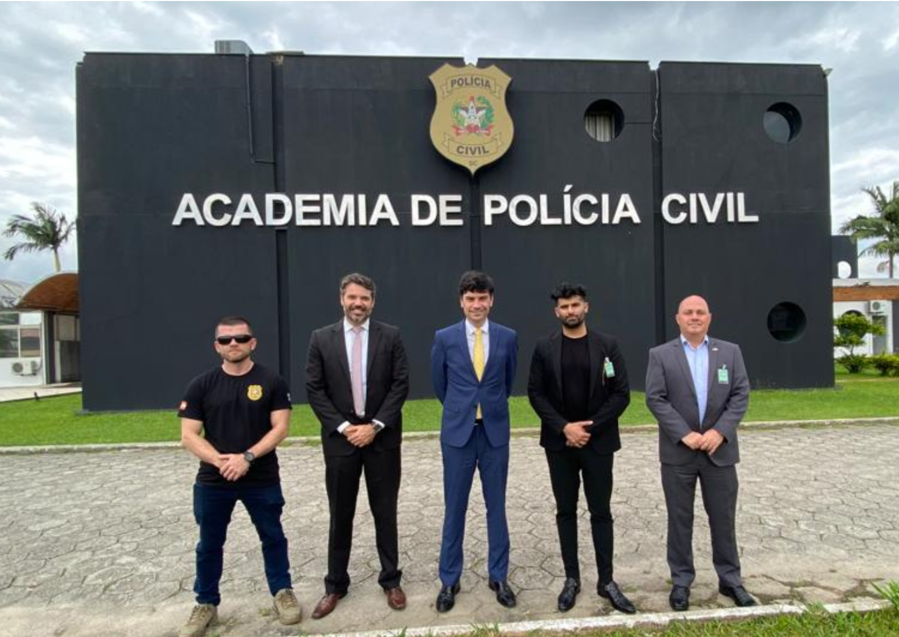 na foto enfrente a ACADEPOL o Delegado-geral da Polícia Civil, Ulisses Gabriel, o diretor da Acadepol, delegado de Polícia André Luiz Bermudez, e o coordenador do Setor de Armamento, Munição e Tiro da Acadepol, delegado de Polícia João Da Cunha Neto. Representando o Consulado Norte-Americano, estiveram presentes o agente especial Ali Ahmed e o representante da Agência de Segurança Diplomática dos EUA, Sr. Oscar.