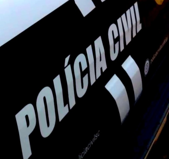 lateral direita de uma viatura com o nome Polícia Civil