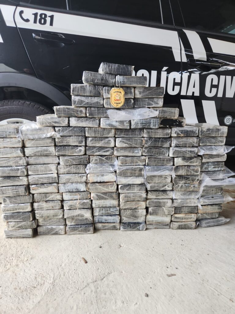 Tablets de cocaína apreendidos ao lado de viatura