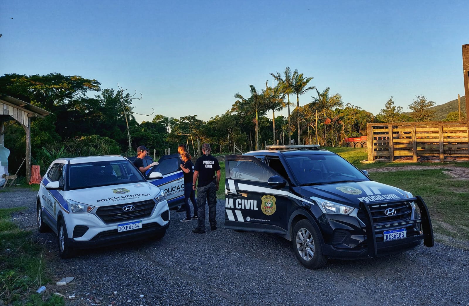 Viaturas Polícia Científica e Polícia Civil