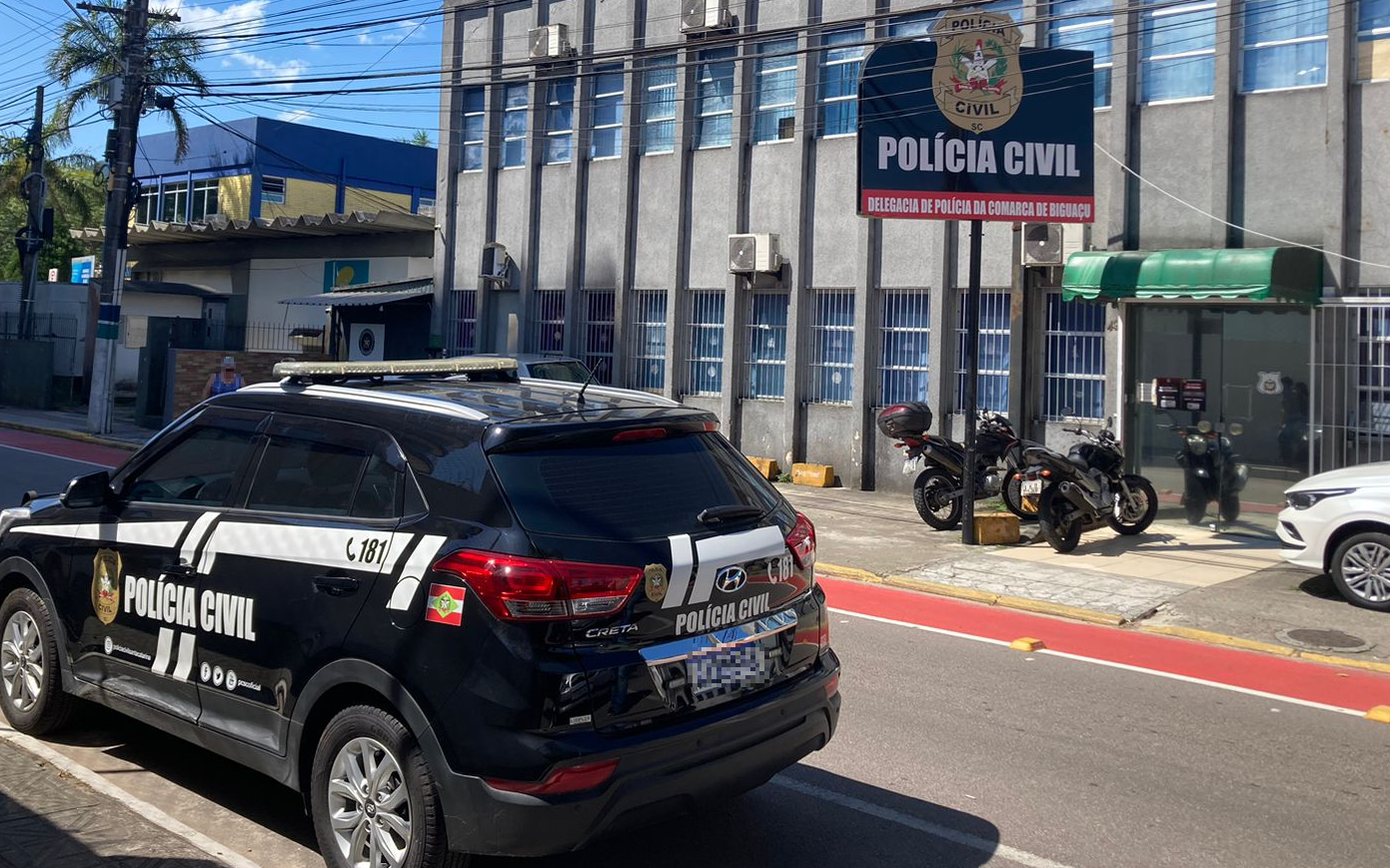 VIATURA EM FRENTE A UMA DELEGACIA DE POLICIA CIVIL
