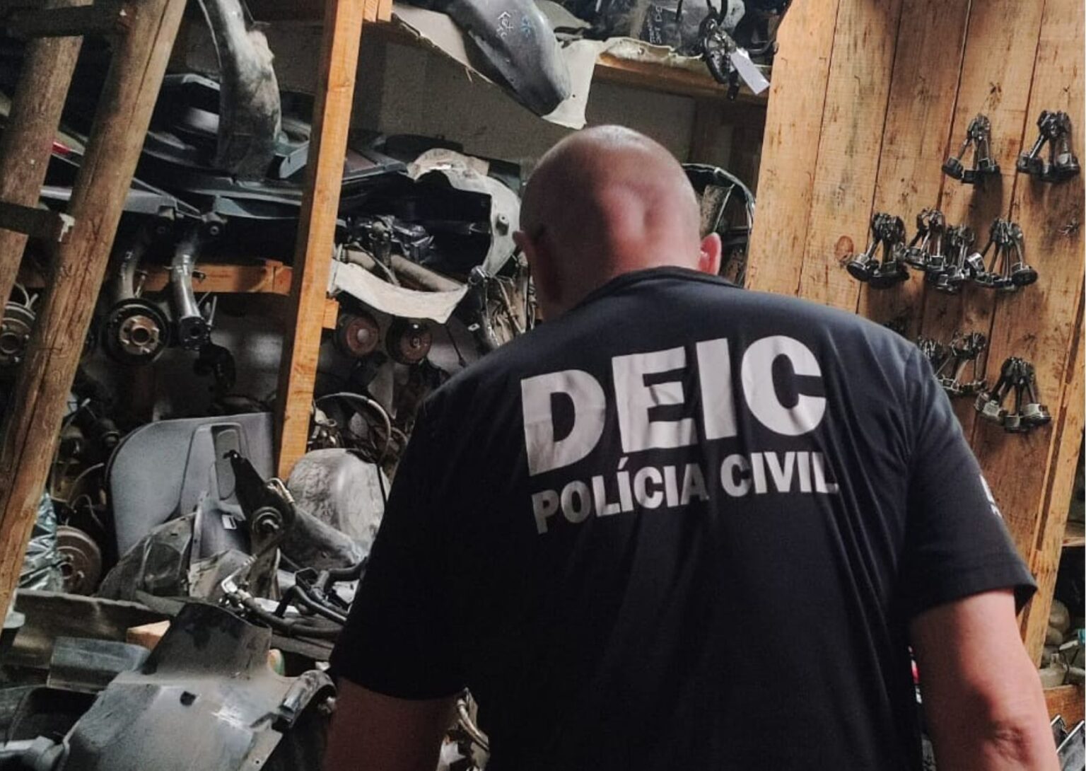 POLICIAL DA DEIC EM VOLTA DELE PEÇAS DE CARROS