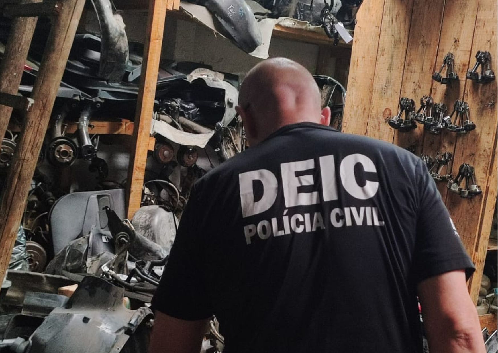 POLICIAL DA DEIC EM VOLTA DELE PEÇAS DE CARROS