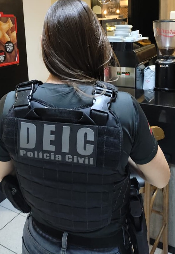 policial da DEIC de costas