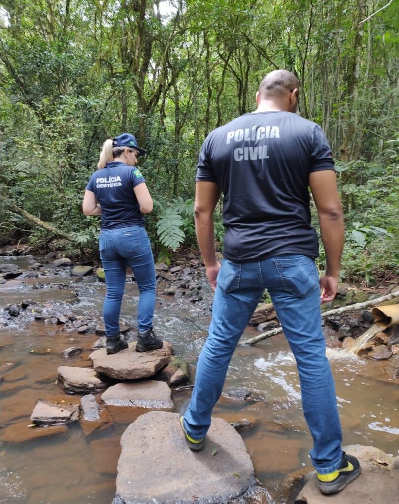 uma policial cientifica e um policial civil ambos policiais encima de pedra