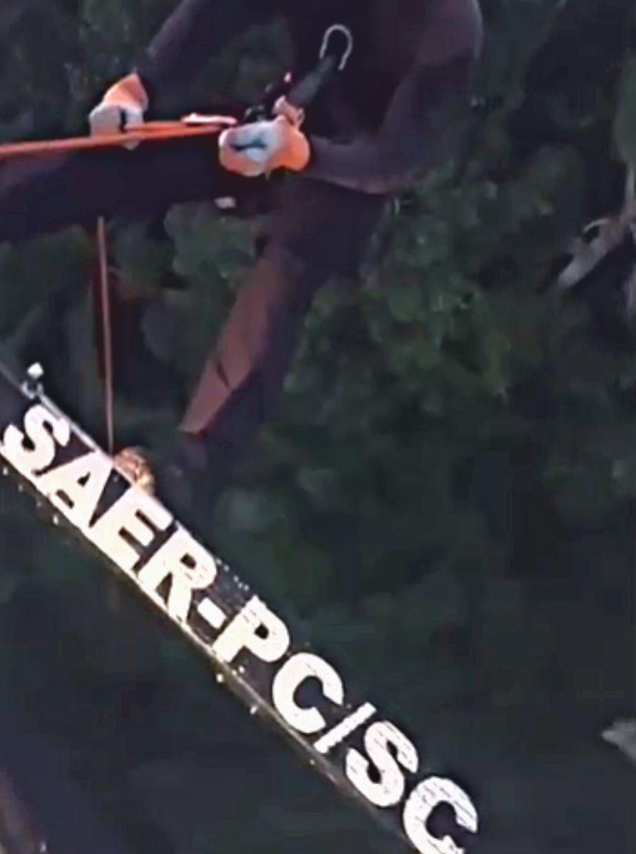 policial descendo helicóptero com material de segurança para resgatar