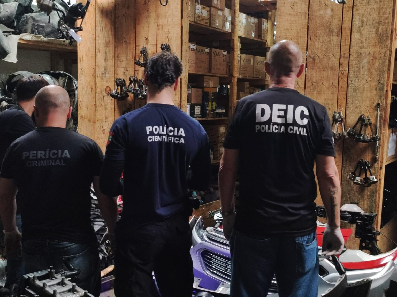 POLICIA SDA DEIC E DA POLICIA CIENTIFICA NO LOCAL ONDE POSSUI PEÇAS DE CARROS