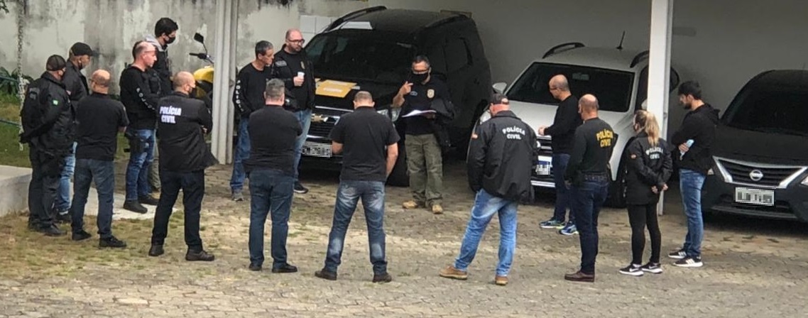 POLICIASI EM UM ESTABELECIMENTO EM FRENTE A CARROIS