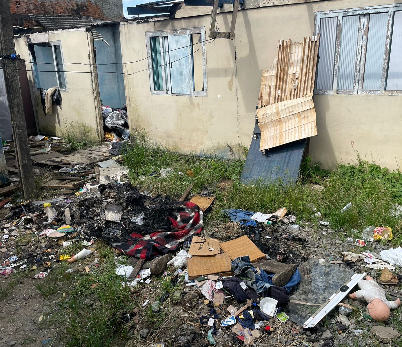 casa e ao redor sujeira