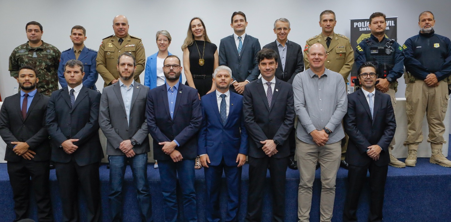 autoridades que praticaram da posse da delegada Juliana