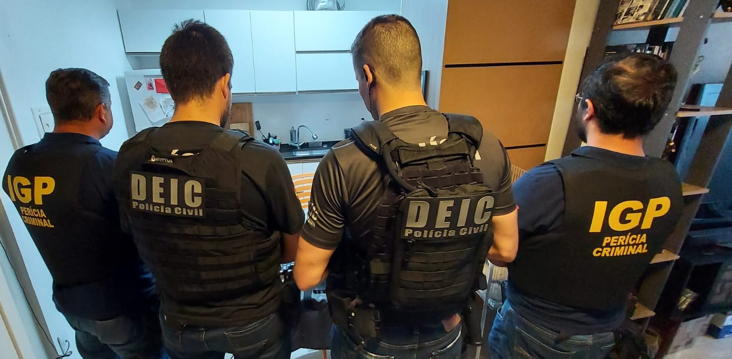 dois policiais do IGP e dois policiais da DEIC EM FRENTE A UMA COZINHA