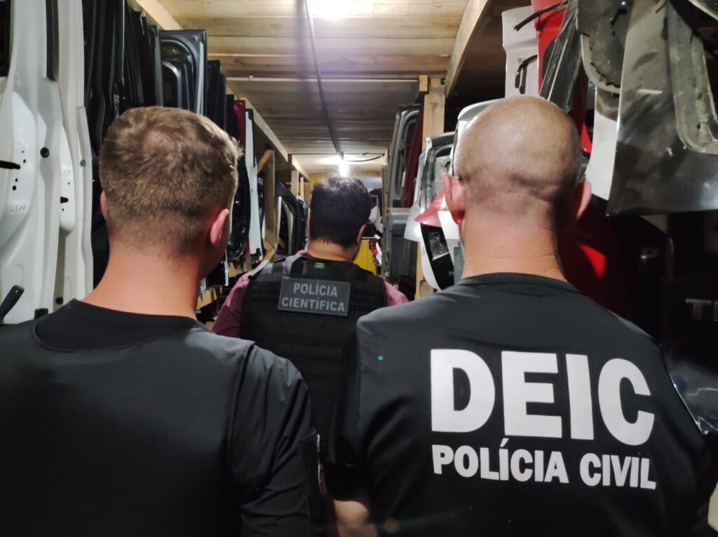 policiais em frente a armazém