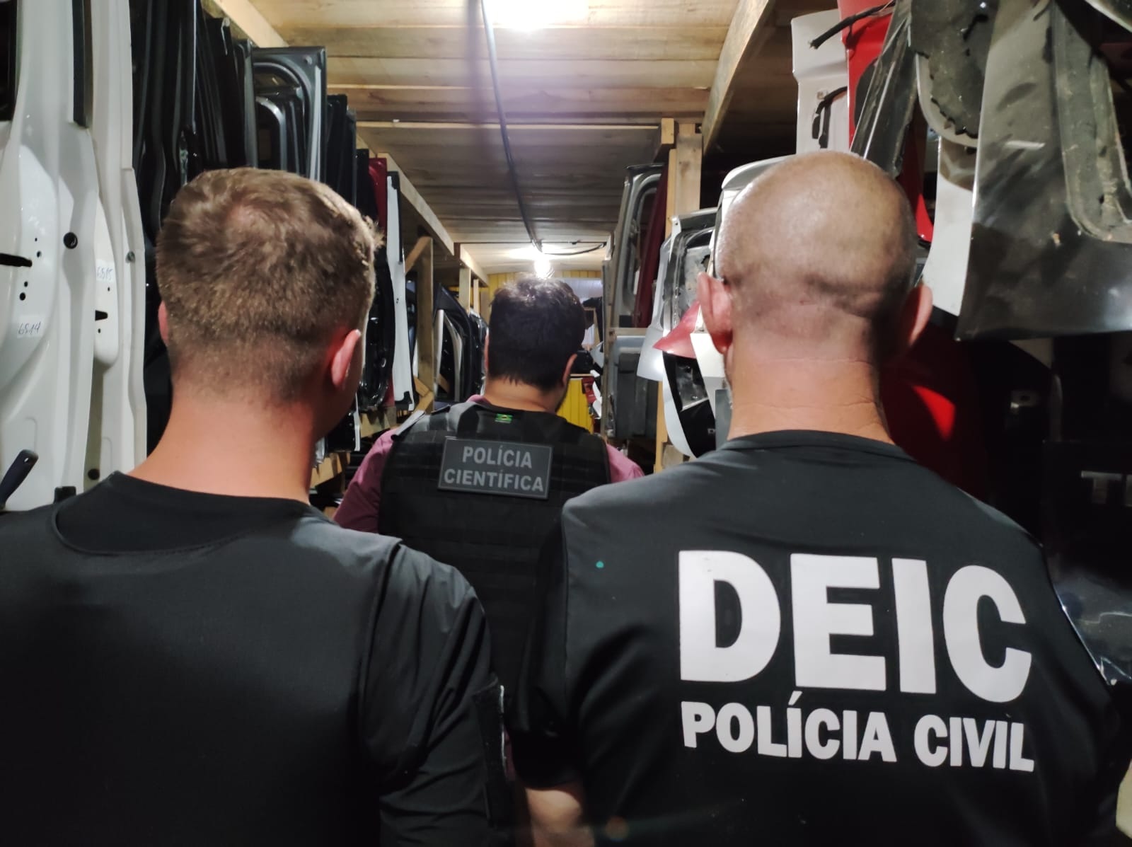 policiais em frente a armazém