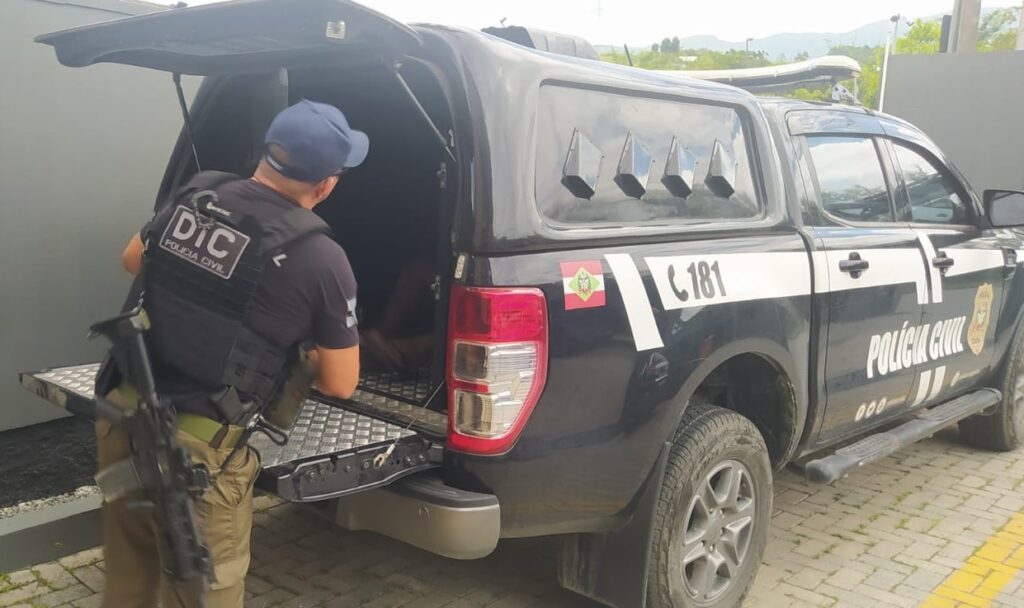 policial em frente a viatura