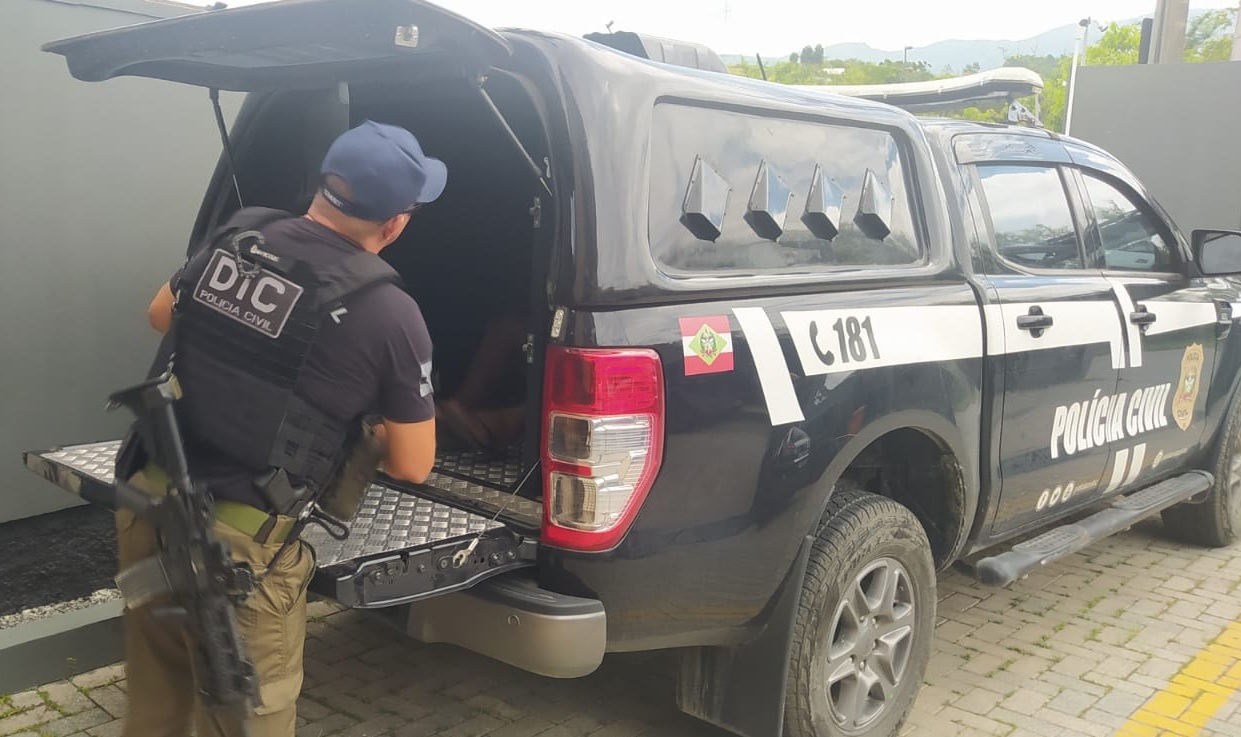 policial em frente a viatura