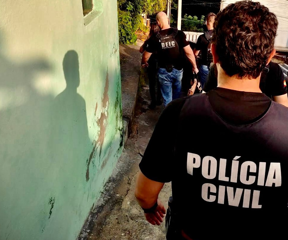 POLICIAIS DESCENDO ESCADARIA
