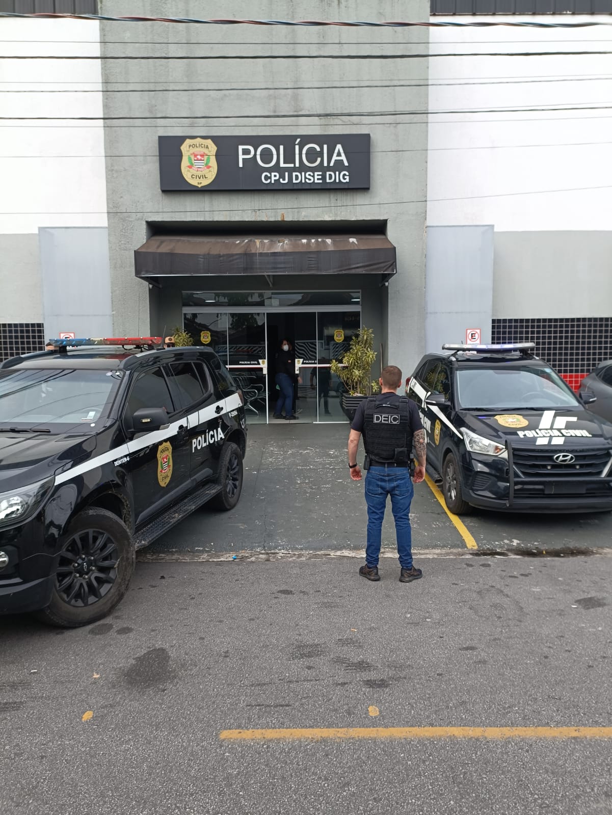 Viaturas em frente à delegacia em SP.