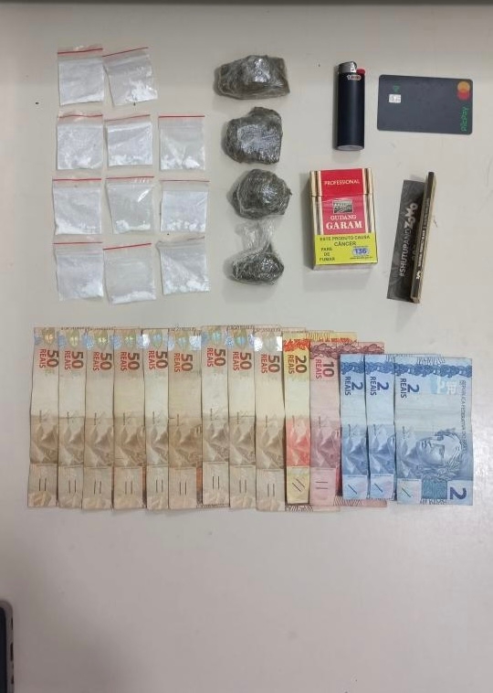 drogas e dinheiro apreendidos