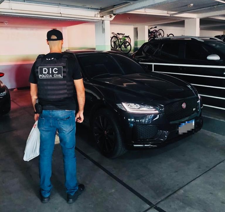 policia civil da DIC em frente a um carro de cor preta
