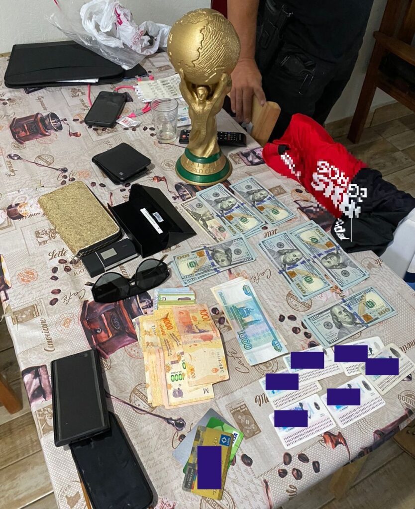 mesa com itens apreendidos(incluindo taça)