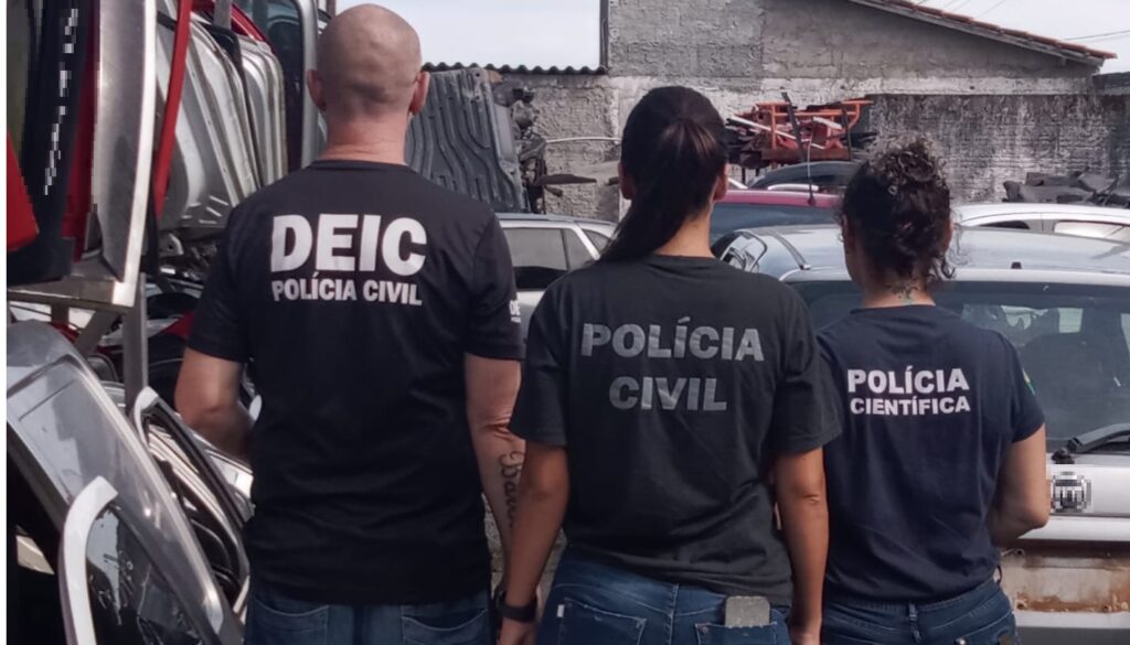 policiais em frente a um ferro velho