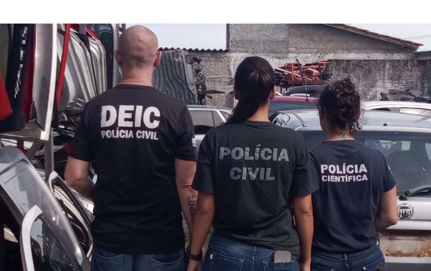 policiais em frente ao ferro velho