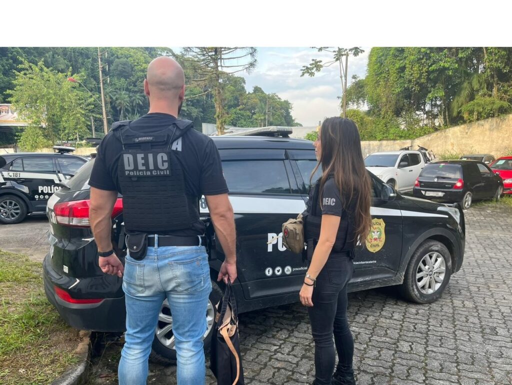 policiais da policia civil em frente da viatura de policia civil