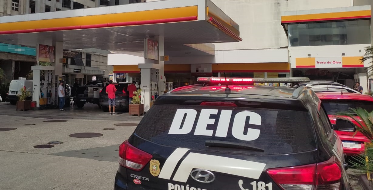 viatura da deic na frente de posto de combustivel