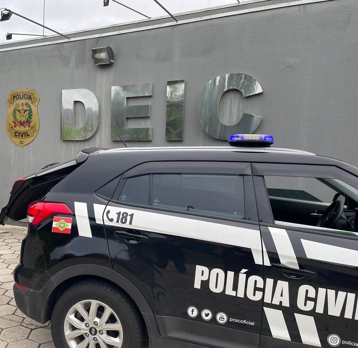 viatura em frente a parede da deic