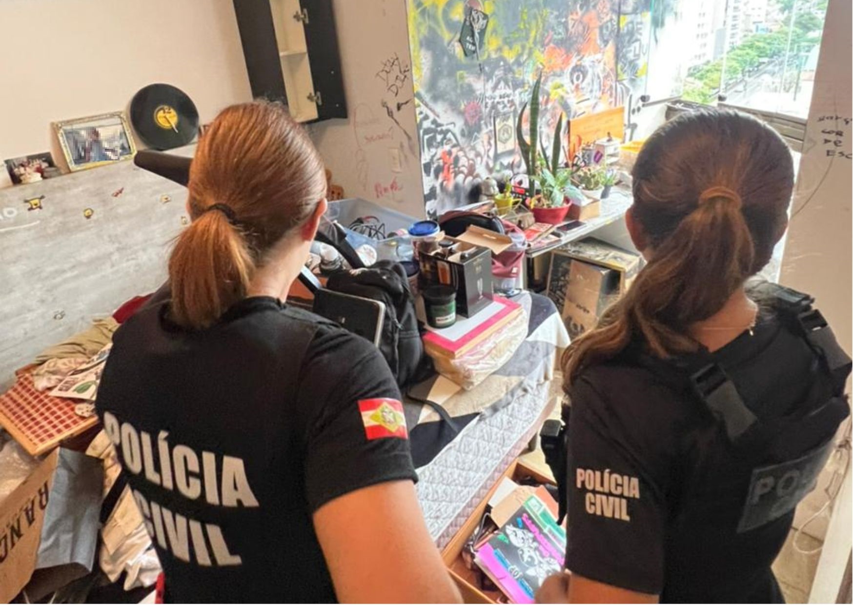 policiais em frente a sala