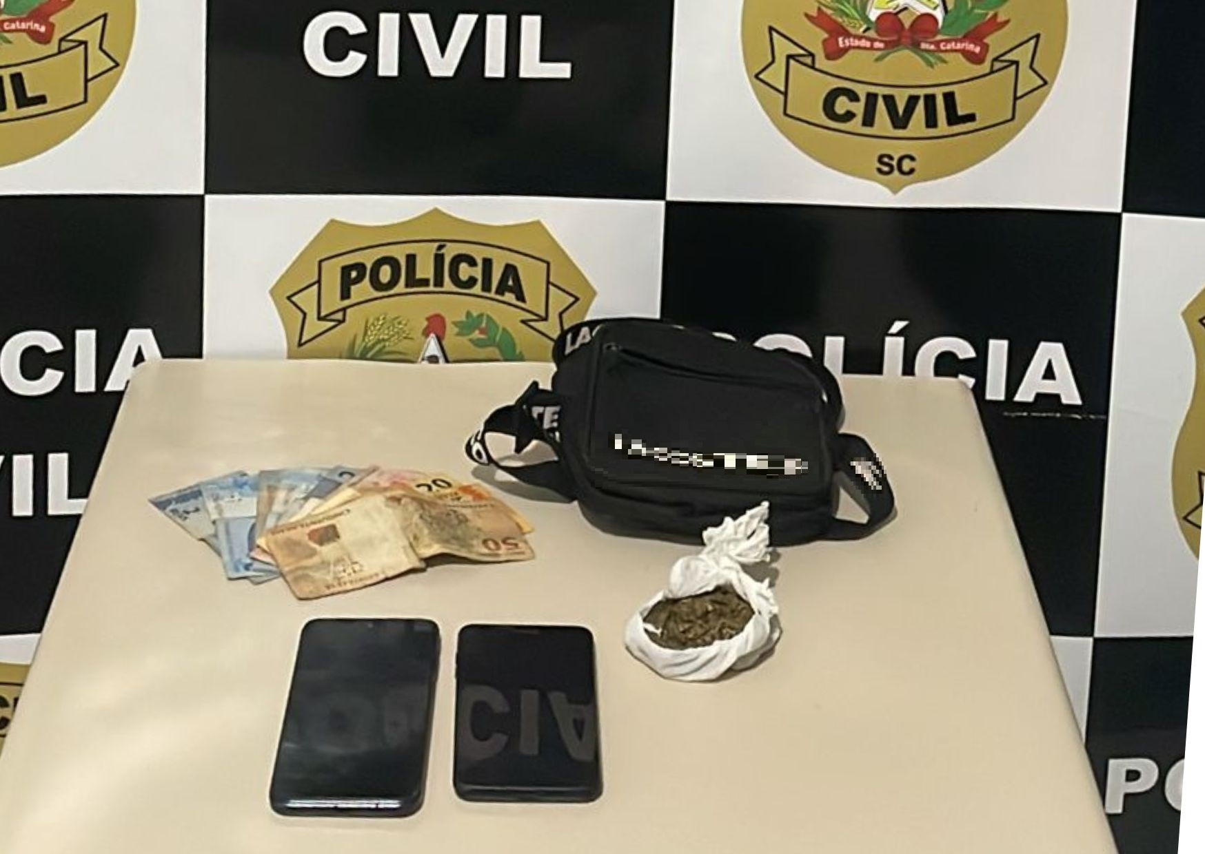 banner atrás, celular dinheiro e mochila masculina